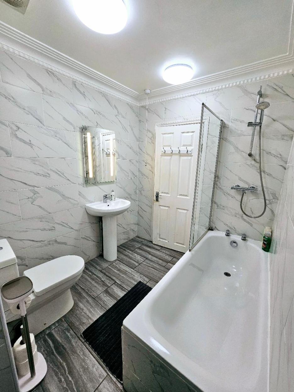 Spacious & Cosy 2 Bedroom Home Plus 2 Sofa-Beds With Private Entrance And Back Patio, 3 Min Walk To Earl'S Court Station London Exterior photo