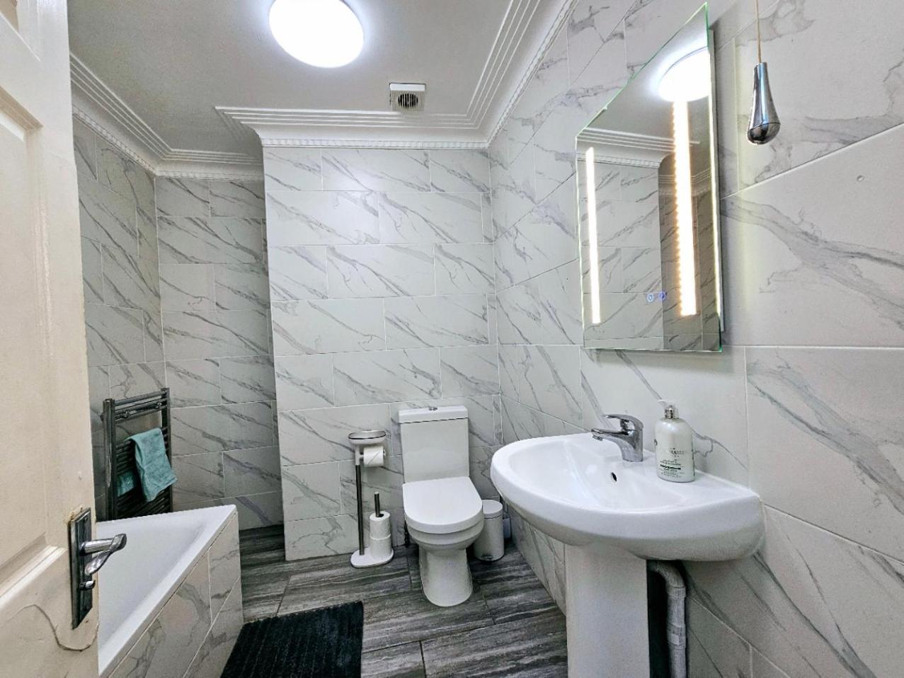 Spacious & Cosy 2 Bedroom Home Plus 2 Sofa-Beds With Private Entrance And Back Patio, 3 Min Walk To Earl'S Court Station London Exterior photo